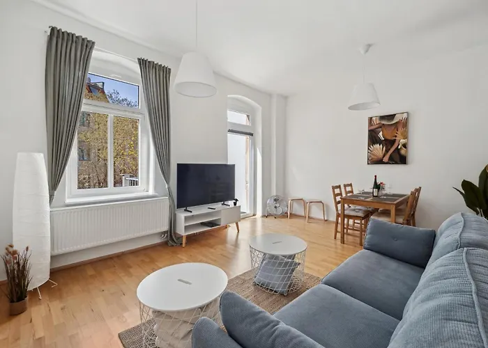 Helle Altbauwohnung 3 Zimmer & Balkon - Nahe Uni & Zentrum